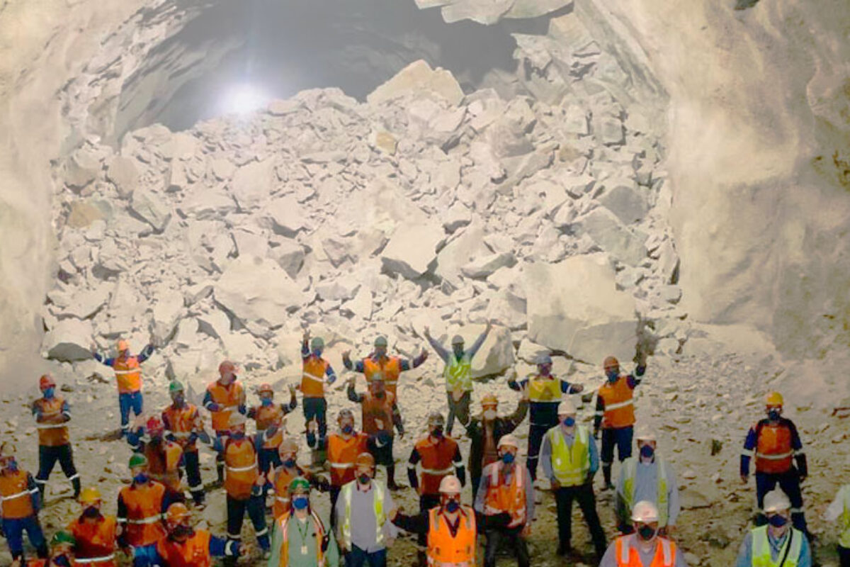 Concluída a escavação do maior túnel rodoviário do país, na Rodovia dos Tamoios